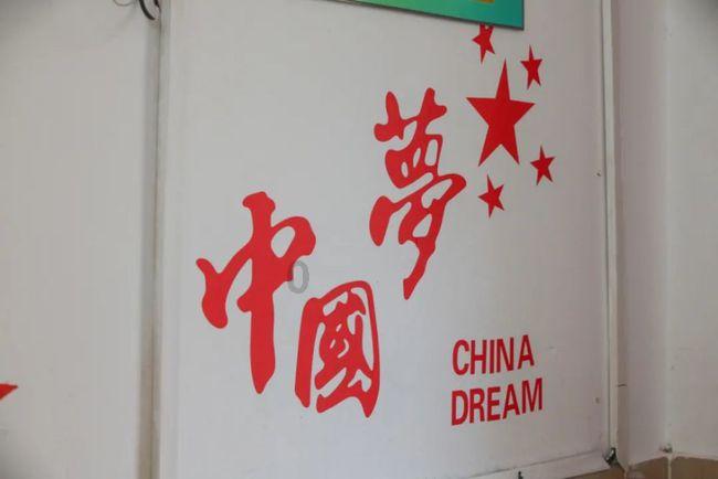 20位大学生校内玩撕名牌游戏,这种游戏有什么意义呢?你会参加吗?-打破常规的红迪网平台